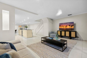 Modern 3-Bed with Pool & Water Views by Beach, Sydney